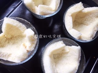 4、面包碗里的牛油果鸡蛋沙拉,放入烤碗或者别的模具中。