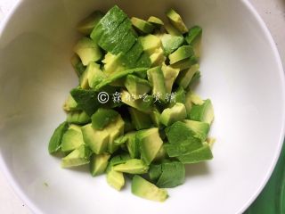 6、面包碗里的牛油果鸡蛋沙拉,牛油果去皮去核切成小丁。