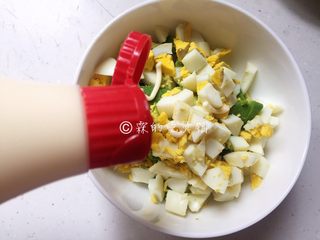 7、面包碗里的牛油果鸡蛋沙拉,煮熟的鸡蛋，也切成小丁，放入牛油果中，然后浇上你喜欢吃的沙拉酱。