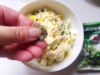 8、面包碗里的牛油果鸡蛋沙拉,可以根据个人喜好，加上一点点的香料碎或黑胡椒粉，都不喜欢就忽略这条吧。