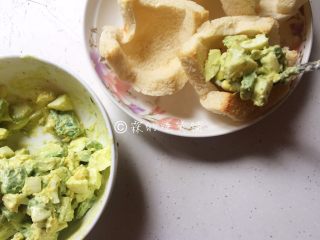 9、面包碗里的牛油果鸡蛋沙拉,搅拌均匀后，舀入面包碗中。