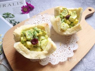 11、面包碗里的牛油果鸡蛋沙拉,完成