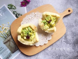 12、面包碗里的牛油果鸡蛋沙拉,完成