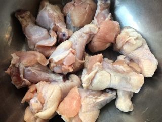 1、红烧鸡翅根,新鲜的鸡翅根在清水中浸泡一会儿再用清水清洗干净