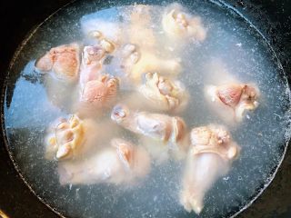 2、红烧鸡翅根,锅中烧开水将鸡翅根放入水中焯水