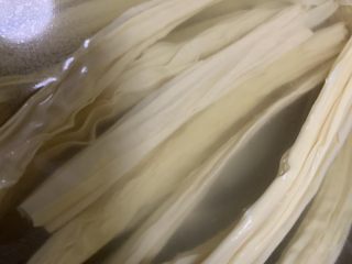 1、青椒炒腐竹,泡