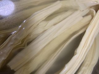 2、青椒炒腐竹,洗