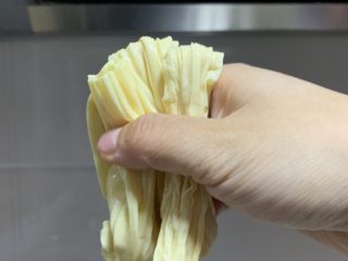 3、青椒炒腐竹,控干