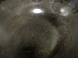 7、青椒炒腐竹,放油放油