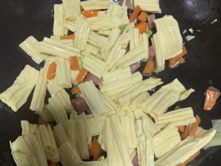 10、青椒炒腐竹,放腐竹