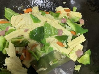 12、青椒炒腐竹,放盐