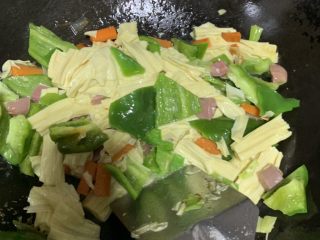 13、青椒炒腐竹,放蚝油