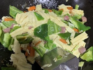 14、青椒炒腐竹,放鸡粉