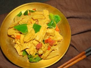 16、青椒炒腐竹,翻炒几下