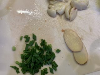 3、土豆烧鸡,葱切丁，姜切片