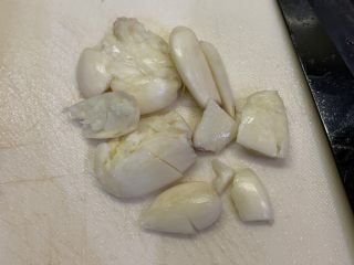 4、土豆烧鸡,蒜拍扁