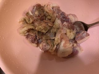 5、土豆烧鸡,加入两小勺盐，一勺料酒，适量白胡椒粉，少量油腌制20分钟