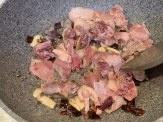 7、土豆烧鸡,再加入鸡块翻炒