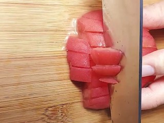 3、酸辣汤,改刀切小块