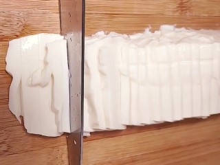 4、酸辣汤,盒豆腐切丝备用