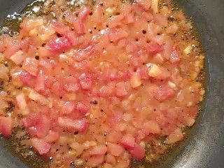 7、酸辣汤,大火炒出汤汁