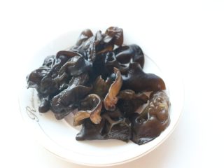 2、辣子鸡,木耳提前泡发洗净。