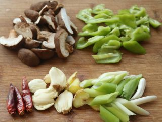 7、辣子鸡,蔬菜全部切小块。
