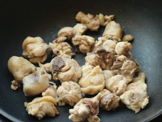 9、辣子鸡,炒锅不放油，下入鸡腿开始煸炒。