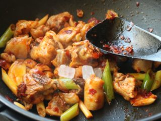 12、辣子鸡,下入冰糖继续翻炒。