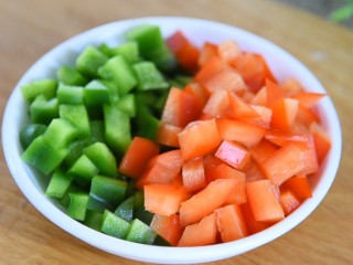 1、土豆这样做造型艳丽,超级下饭,健脾又开胃,青红椒切丁备用