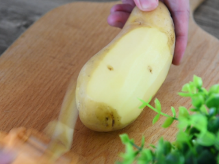 2、土豆这样做造型艳丽,超级下饭,健脾又开胃,土豆洗净，去皮