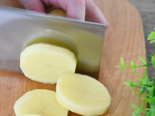 3、土豆这样做造型艳丽,超级下饭,健脾又开胃,切厚片备用