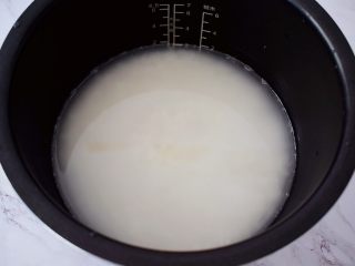 5、土豆腊肠焖饭,加入平时煮饭的水量