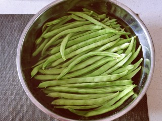2、爆炒豆角,豆角先用清水清洗干净 浸泡