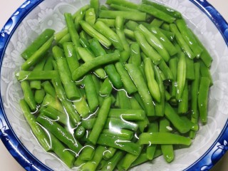 9、爆炒豆角,用纯净水过凉 控干备用