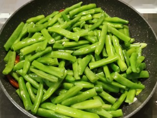 12、爆炒豆角,放入豆角段 翻炒