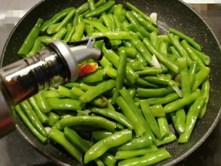 13、爆炒豆角,放入1汤匙生抽
