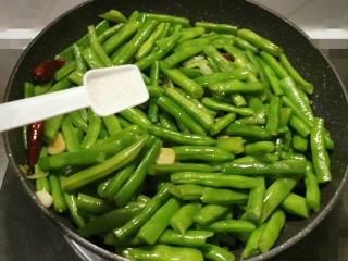 14、爆炒豆角,放入白糖和盐调味