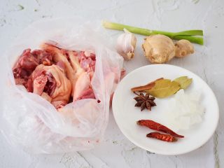 1、红烧鸭子,准备好材料
