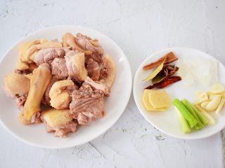 2、红烧鸭子,鸭子斩成小块洗净，冷水下锅，放入鸭肉焯水，焯至变色变白捞出洗净控干水分备用，葱切寸段，蒜切片，姜切片