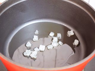 3、红烧鸭子,锅中倒入适量的食用油烧热，放入冰糖，转小火翻炒至冰糖融化变成焦黄色