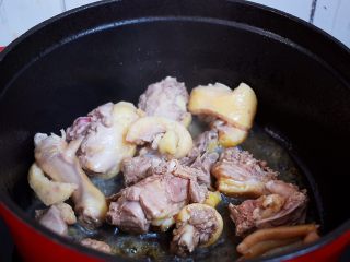 4、红烧鸭子,再放入鸭肉翻炒至上糖色