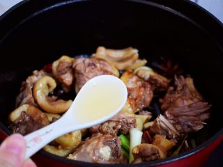 6、红烧鸭子,加入料酒