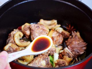 7、红烧鸭子,加入生抽