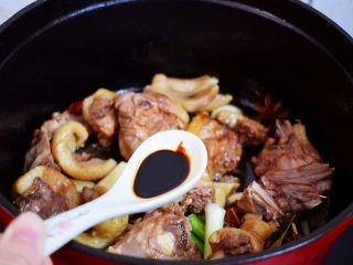 8、红烧鸭子,加入老抽