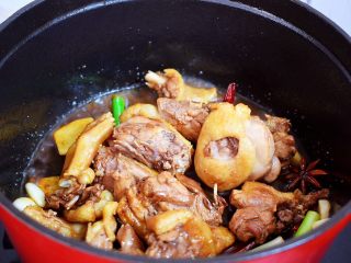 9、红烧鸭子,翻炒至上色