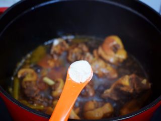 12、红烧鸭子,煮至鸭肉软烂汤汁浓稠时加入鸡精