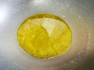 3、好吃到舔盘的黄瓜火腿丁,热锅热油。