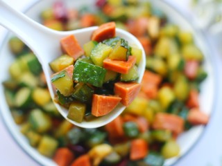 11、好吃到舔盘的黄瓜火腿丁,好吃到停不下来。