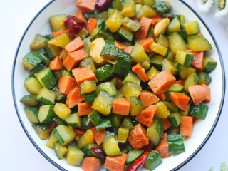 13、好吃到舔盘的黄瓜火腿丁,一家人都喜欢。